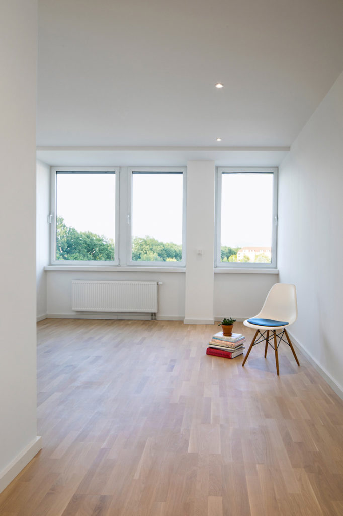 Interieur Fotografie einer leeren Immobilie nur mit Stuhl