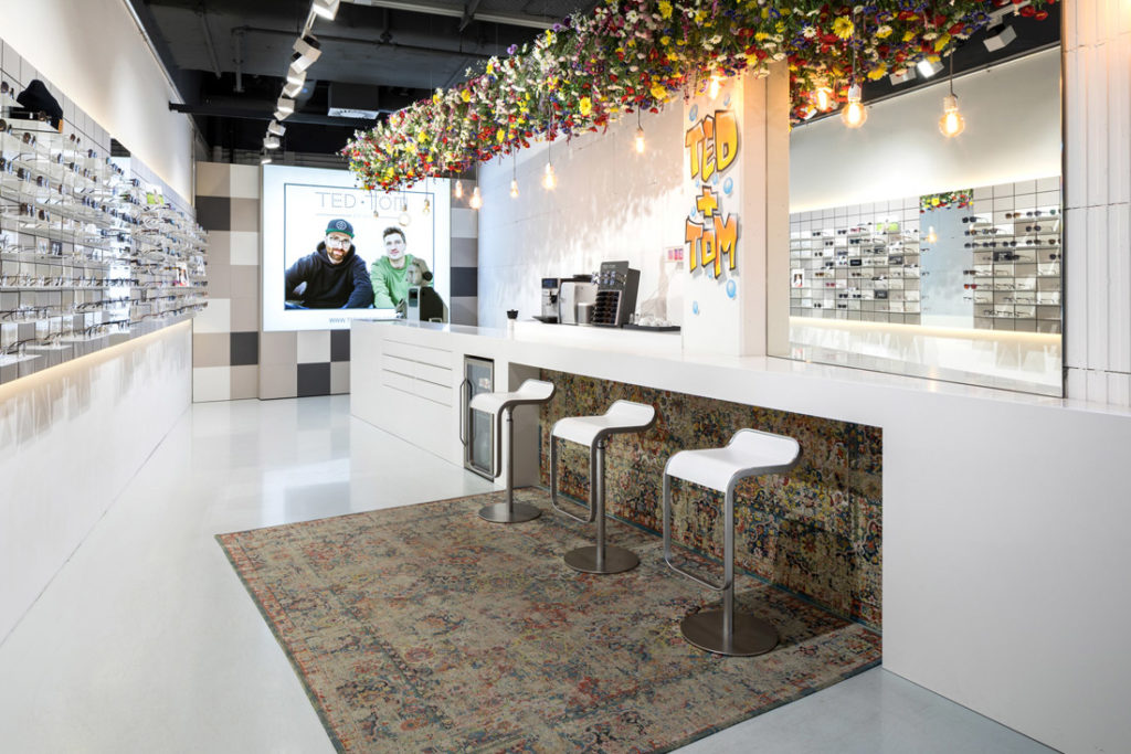 Interieur Fotografie von Brillengeschaeft mit markantem Teppich