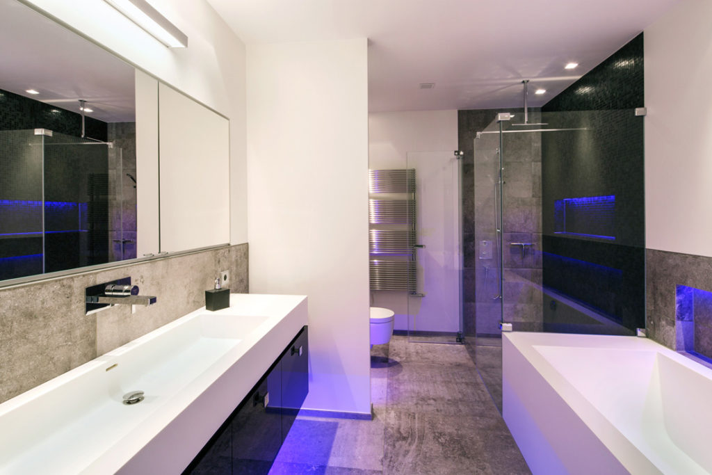 Interieur Foto eines geräumigen Badezimmers mit Lichtleisten