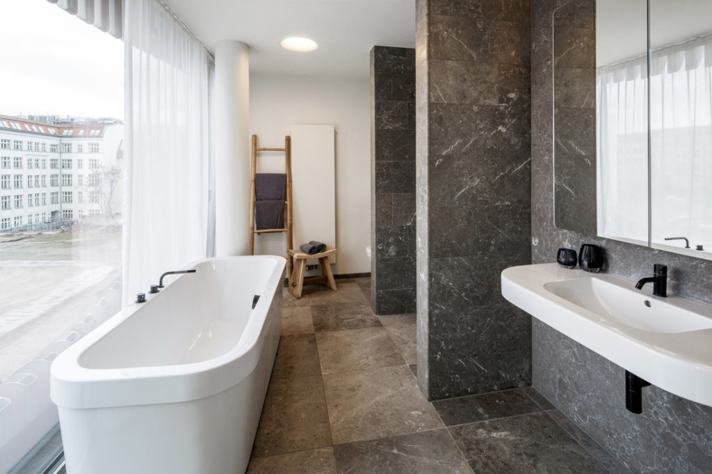 Interieur Fotografie von Badezimmer mit grossen Fensterfront