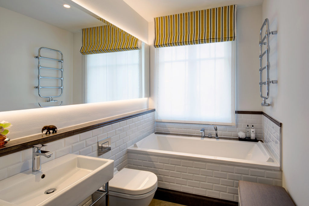 Badezimmer Interieur mit stimmungsvoller Beleuchtung