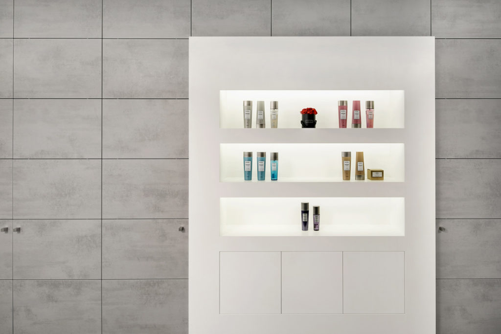 Interieur Fotografin dokumentiert Produktschrank im Friseur Salon