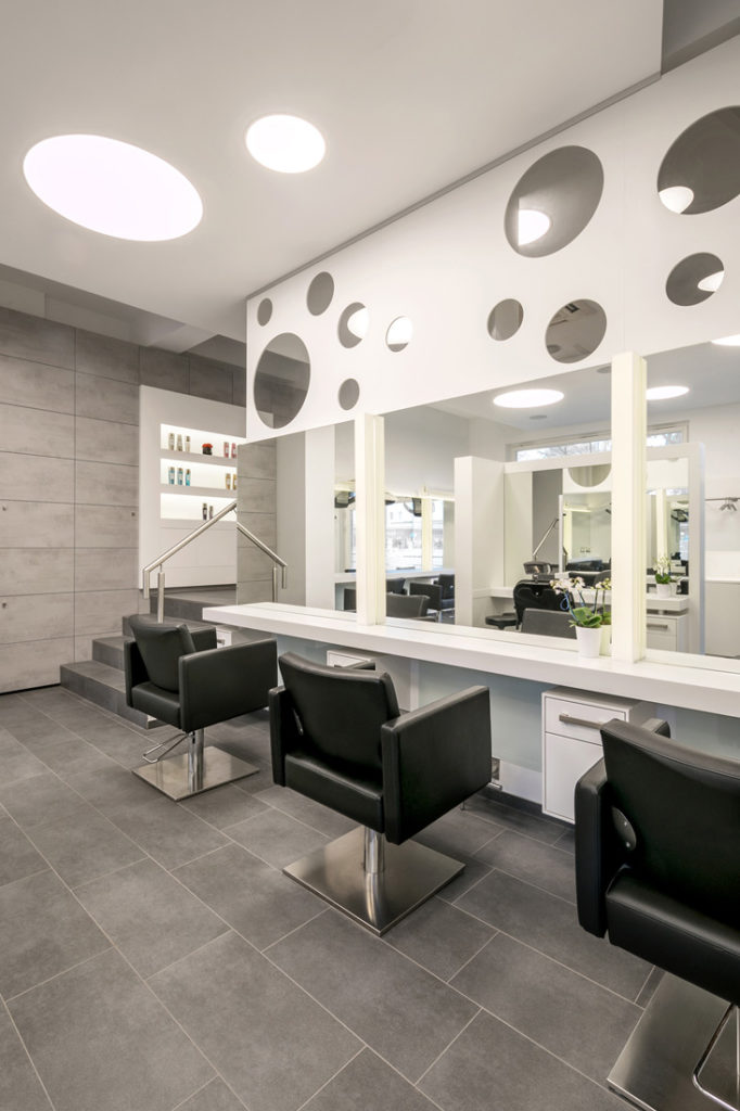 Interieur Fotografin fotografiert Friseursalon