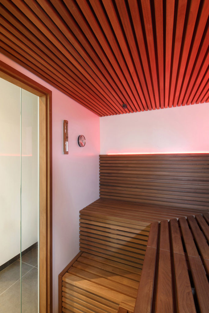 Interiorfotografie zeigt Sauna mit Beleuchtung