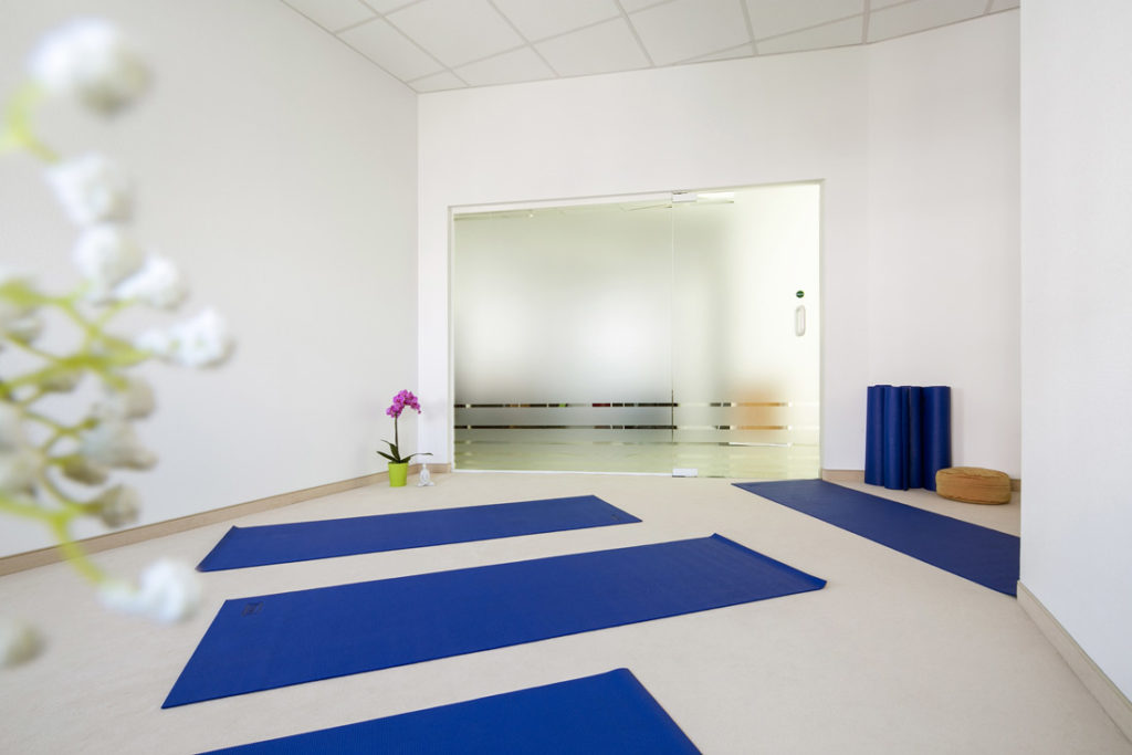 Interiorfotografie Yogaraum mit Sportmatten